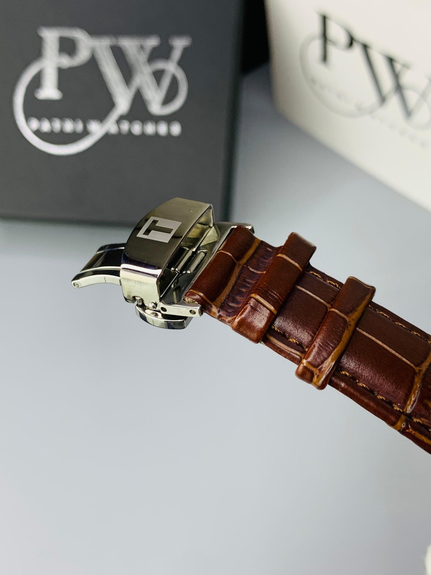 New Latest Model With Date & Day Adjustment - Quartz (Brown)