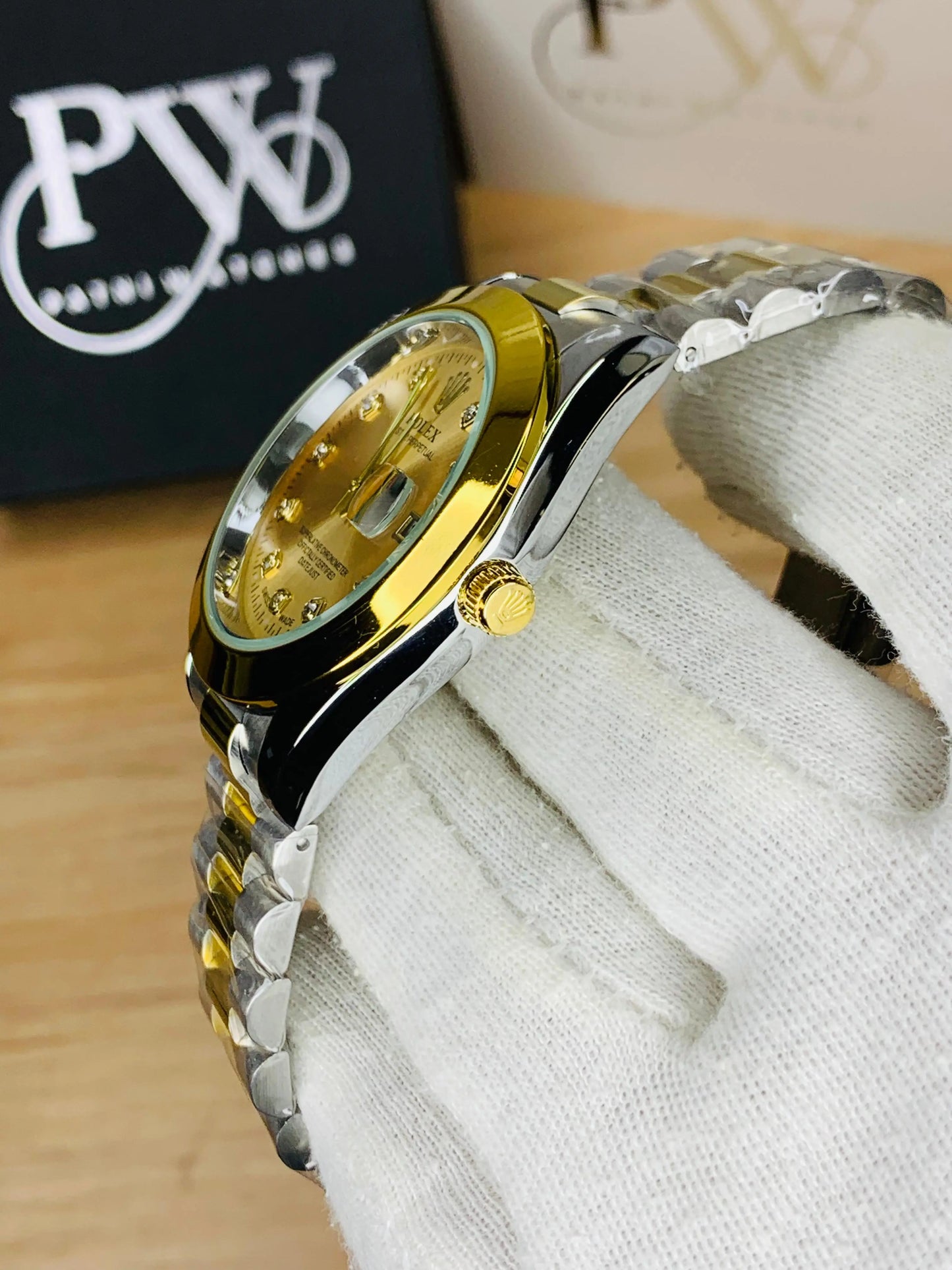 Stone Model With Date Adjustment (Gold) Patni Watches