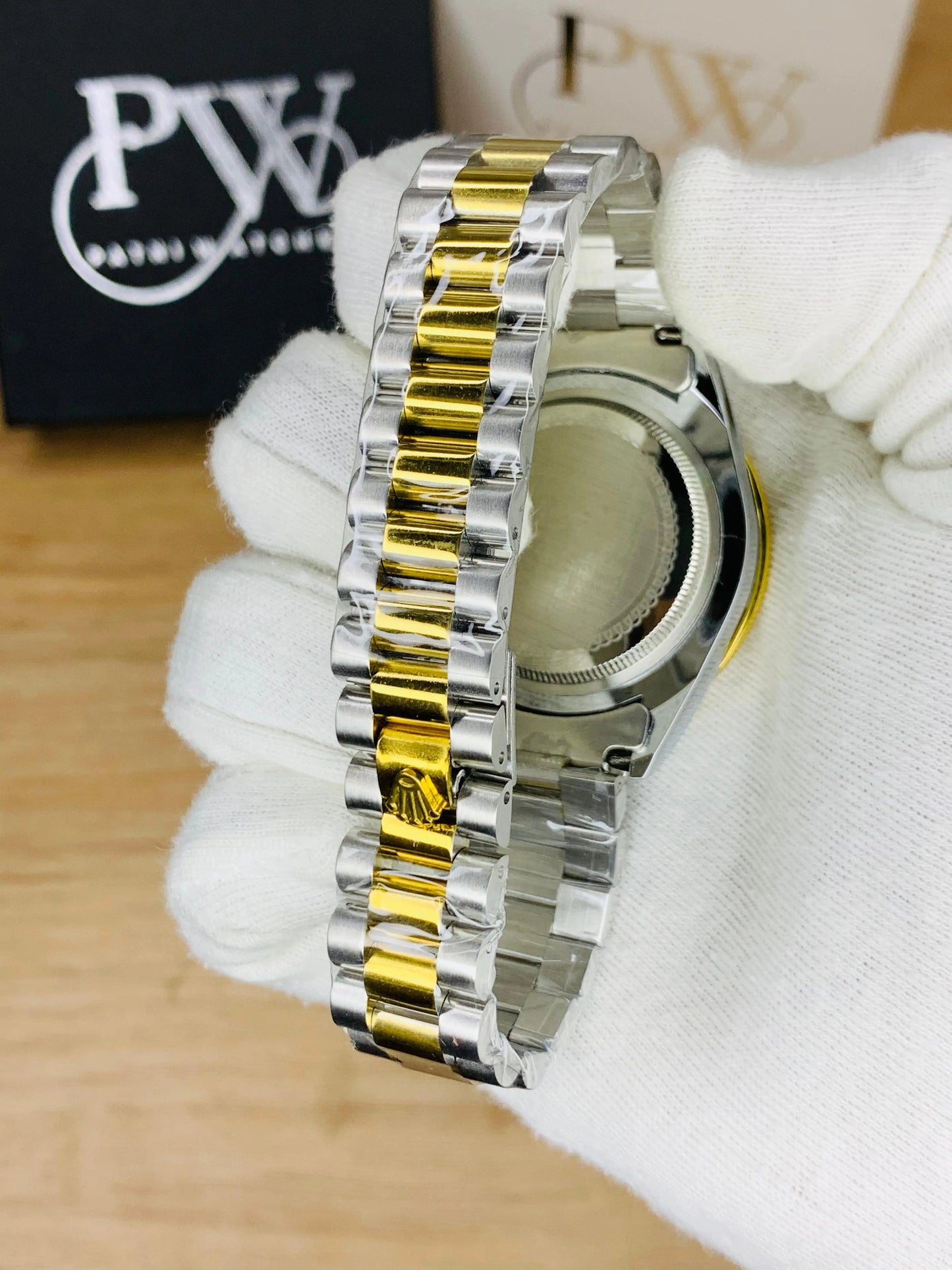 Stone Model With Date Adjustment (Gold) Patni Watches